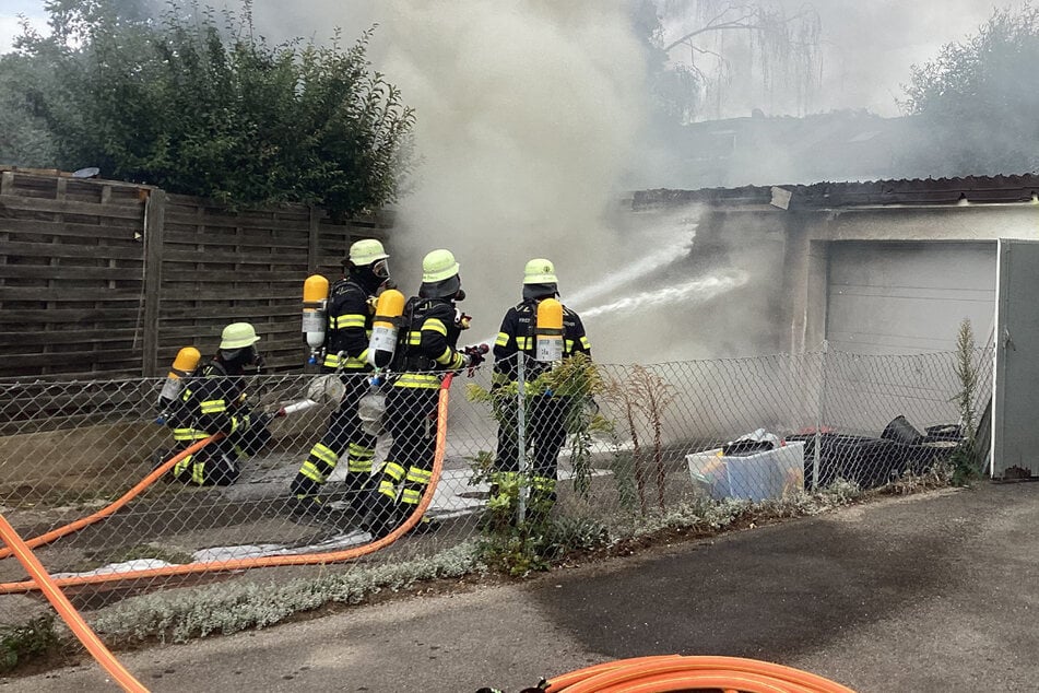 Die Feuerwehr kämpfte mit zwei Schläuchen gegen die Flammen.