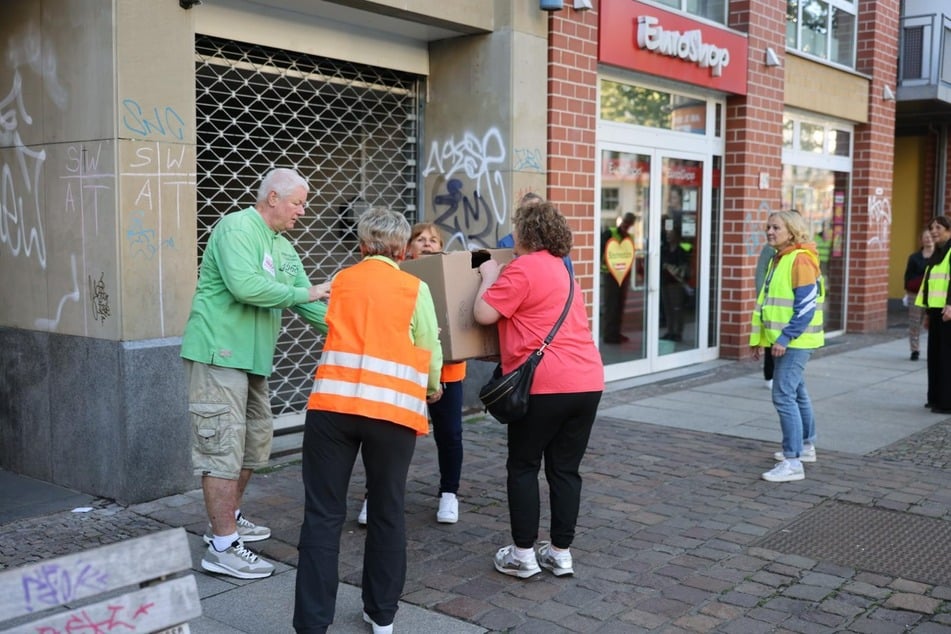 Per Menschenkette wurden rund 250 Kartons übergeben.