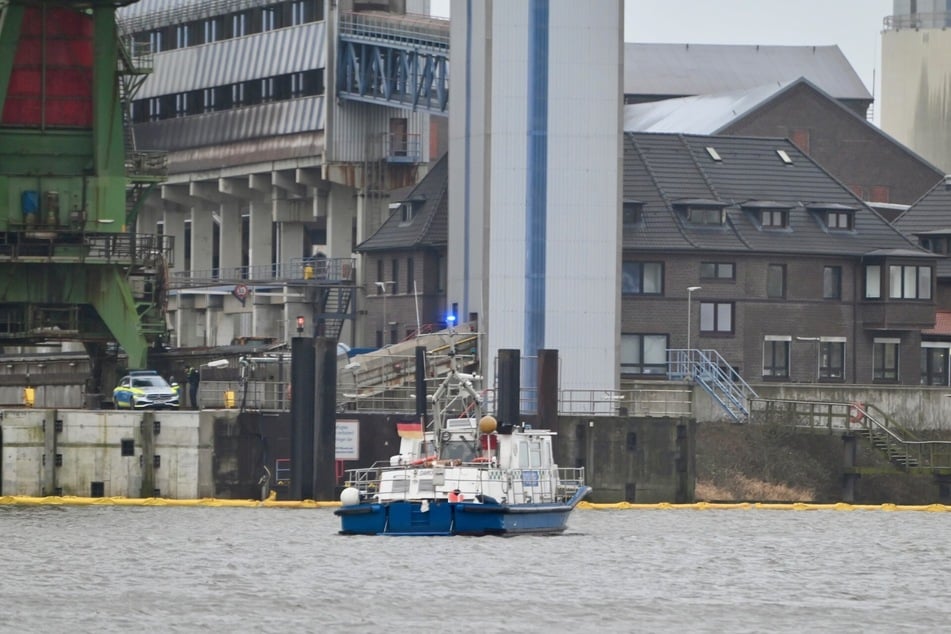 Hamburg: Binnenschiff in Hamburg gesunken: 5000 Quadratmeter Gewässer verunreinigt