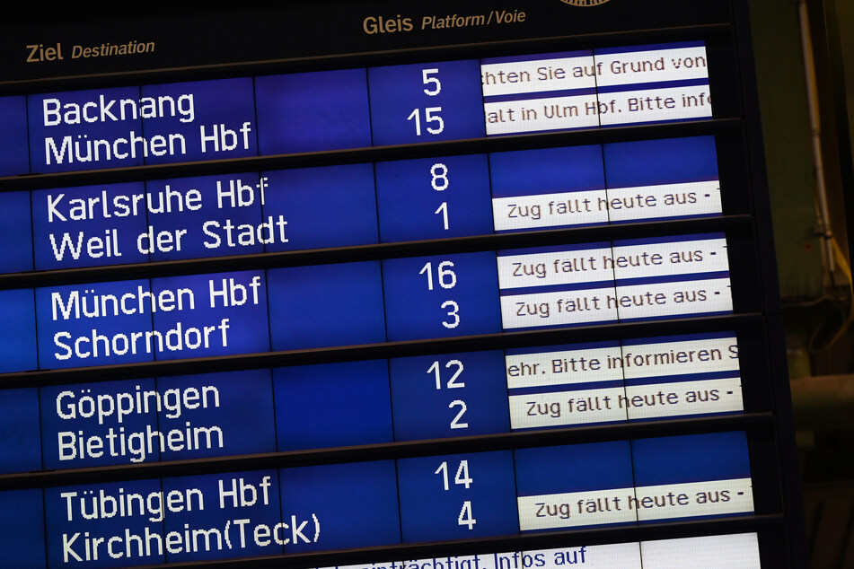 Zu Vergleich: So sah es auf der Anzeigetafel im Stuttgarter Hauptbahnhof aus.