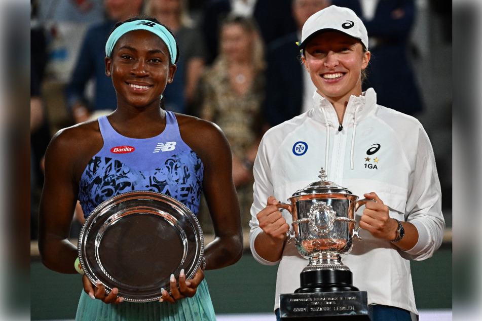 Poland's Iga Swiatek (r.) and the US' Coco Gauff (l.) posed with their trophies at the end of their women's single final match on Saturday at the French Open in Paris.