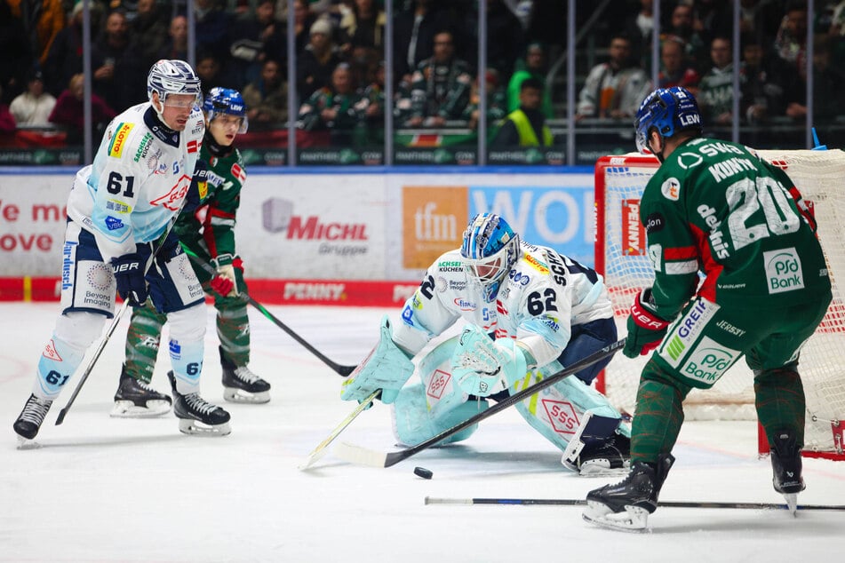 Wahnsinn, wie Eislöwen-Goalie Janick Schwendener (33) am Donnerstagabend in Augsburg agierte.