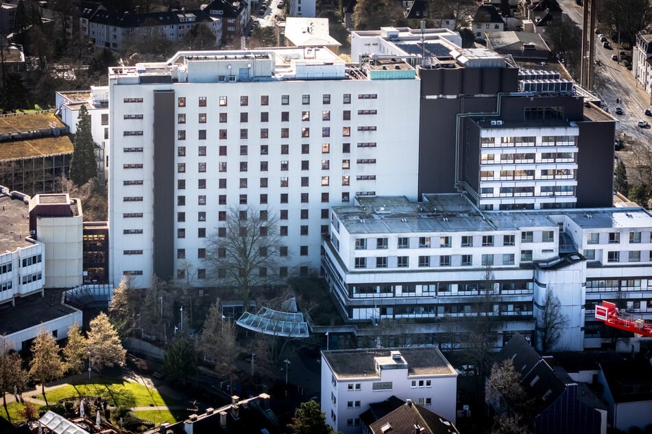 Der Senior wird ins Evangelische Krankenhaus Mülheim an der Ruhr eingeliefert.