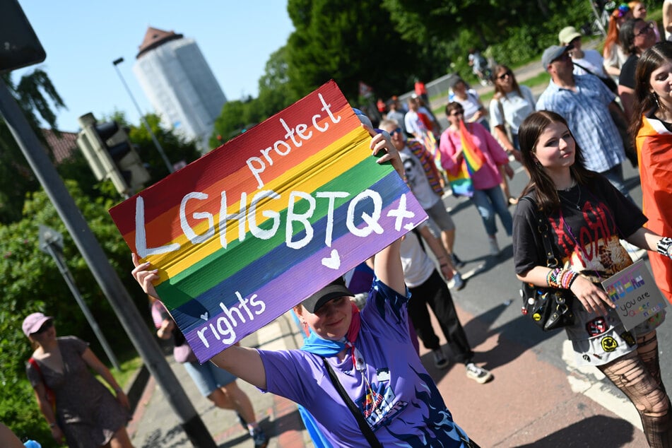 Der Christopher Street Day (CSD) ist eine Demonstration und ein Fest für die Rechte von Lesben, Schwulen, Bisexuellen, Transgender und anderen queeren Menschen.
