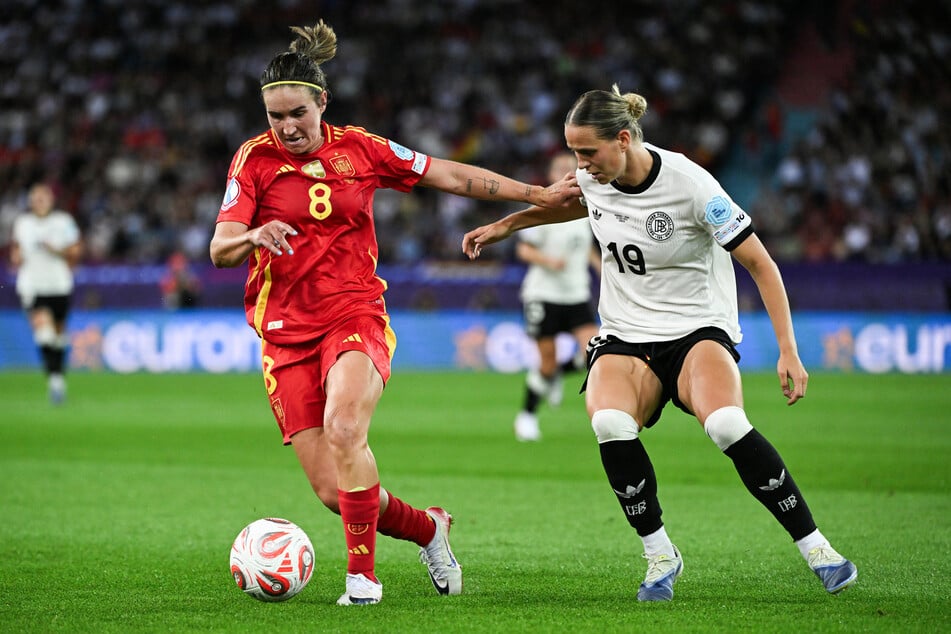 Deutschland und Spanien schenken sich im EM-Halbfinale bislang nichts.