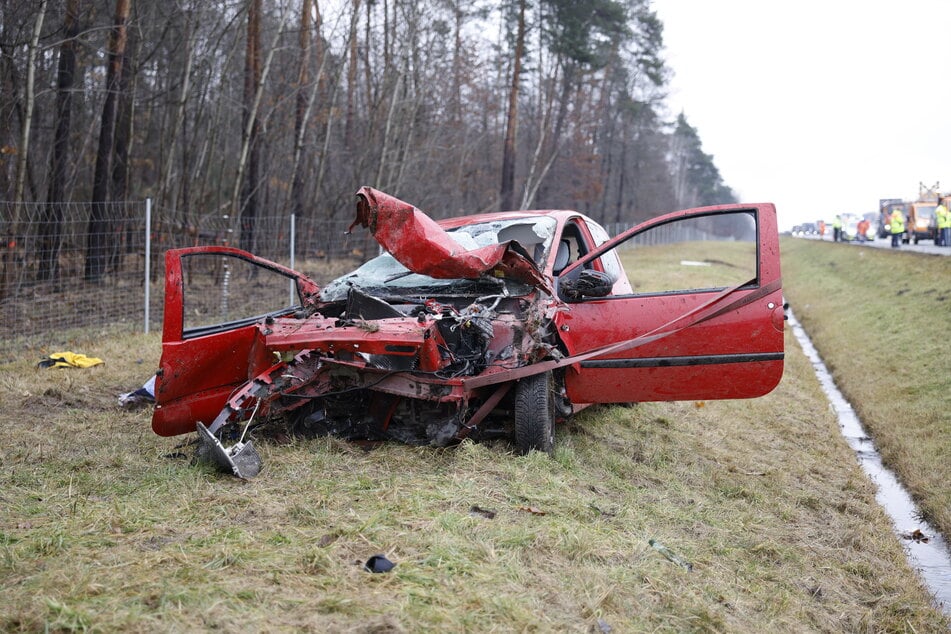 Der Renault Twingo wurde vollkommen zerstört.