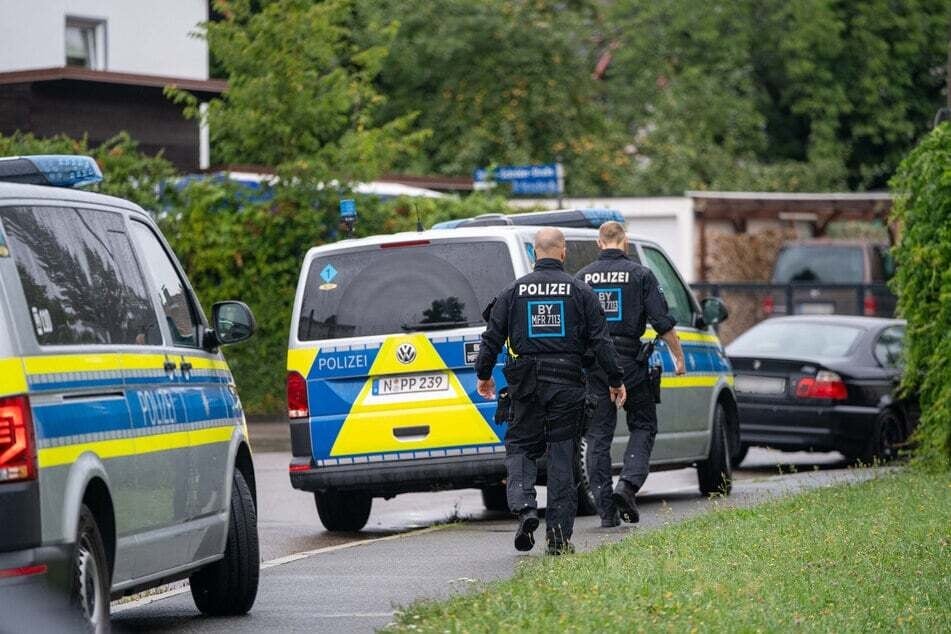 Das Opfer war auf einem Parkplatz vor einem Mehrfamilienhaus an der Dr.-Georg-Betz-Straße im Stadtteil Eichwasen aufgefunden worden.