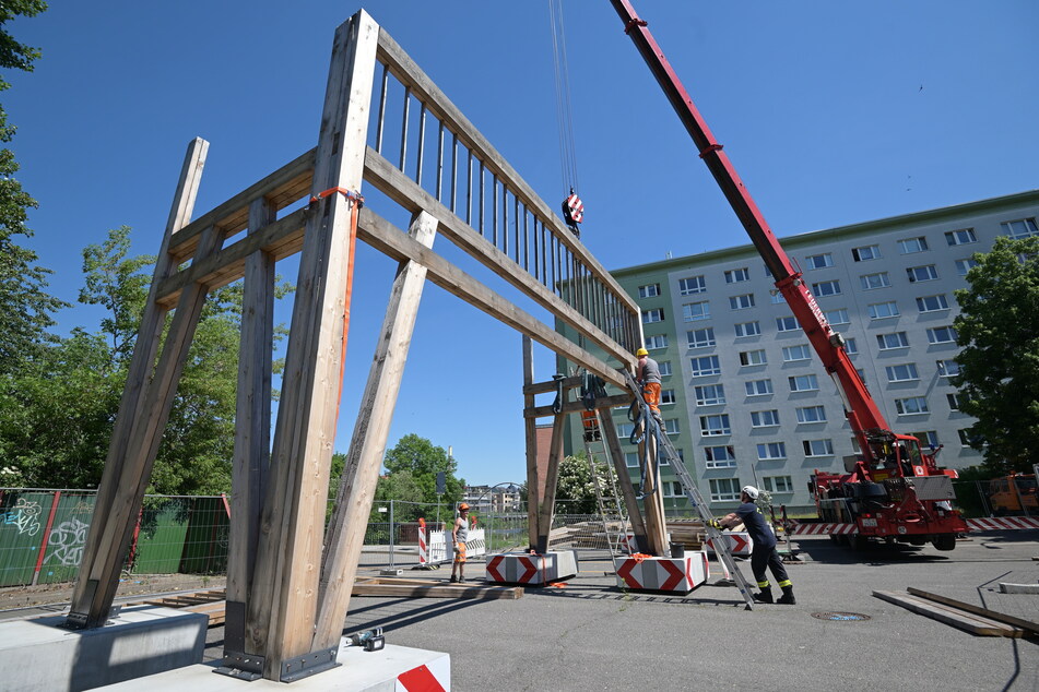 Überraschend: Städtische Mitarbeiter und die Feuerwehr bauten am Freitagvormittag das Kunstwerk "Der Wandelgang" in der Brückenstraße ab.