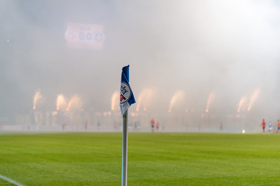 Hansa-Rostock-Fans zündeten während des Spiels gegen Darmstadt Pyrotechnik.