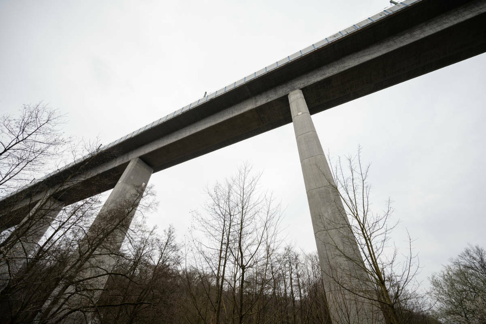 Nach Angaben der Polizei wurden im März 2020 an der ICE-Trasse nahe der Teißtal-Brücke Schienenschrauben auf einer Länge von 80 Metern entfernt.
