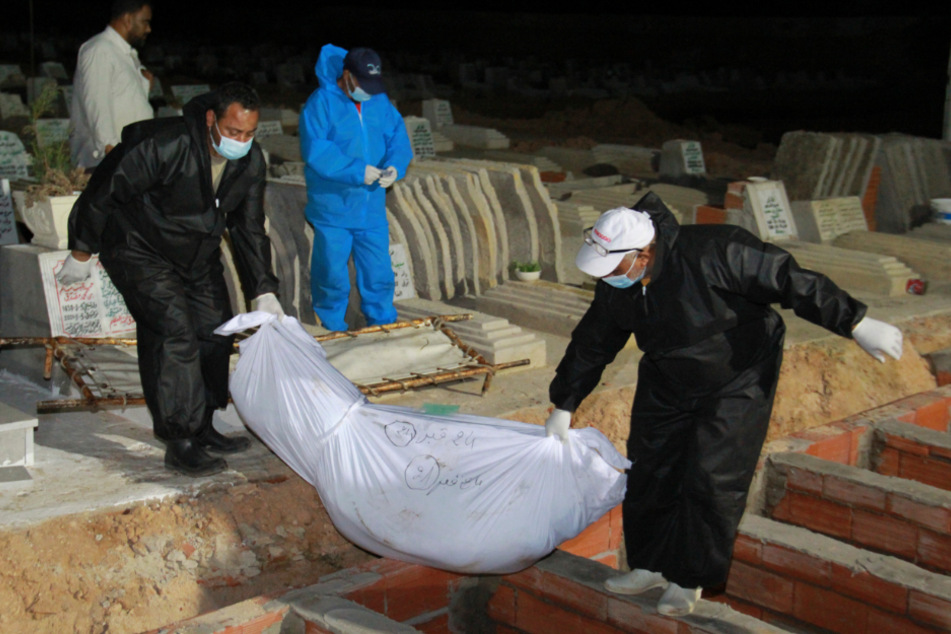 Sfax: Pfleger begraben einen Migranten auf einem Friedhof.