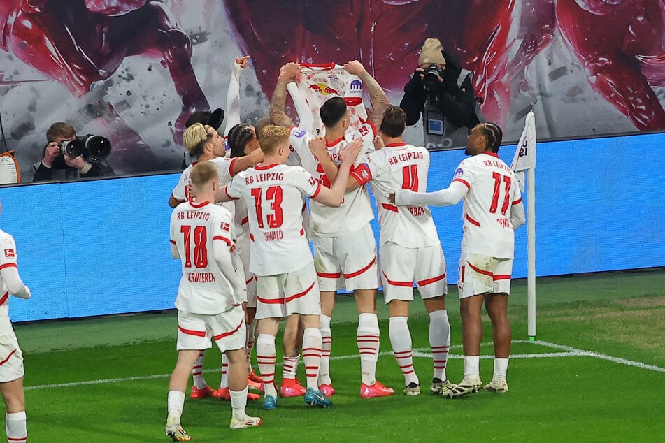 Jubel mit Botschaft. Nach dem 3:1 hielten die RB-Spieler ein Trikot des verletzten Benjamin Henrichs hoch.