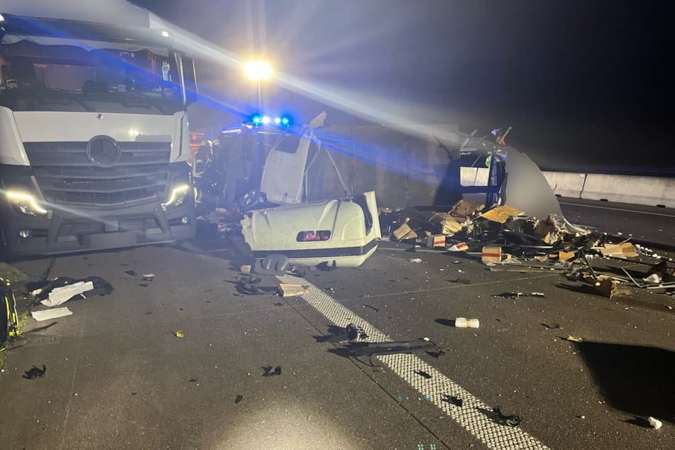 Unfall A4: Kleintransporter kracht auf A4 gegen Lastwagen: Mann schwer verletzt!