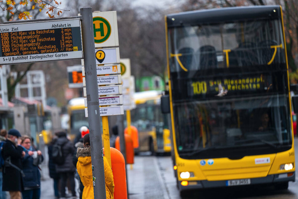 Der BVG-Bus wurde beim Wechsel auf die Busspur geschnitten, sodass der Fahrer voll auf die Bremse treten musste. (Symbolfoto)