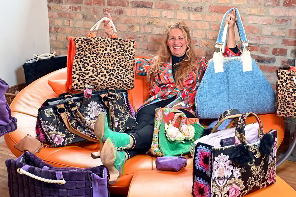 Tolles Farbspektakel: Anja Ellenberg (57) thront inmitten ihrer ausgefallenen Hingucker-Taschen.