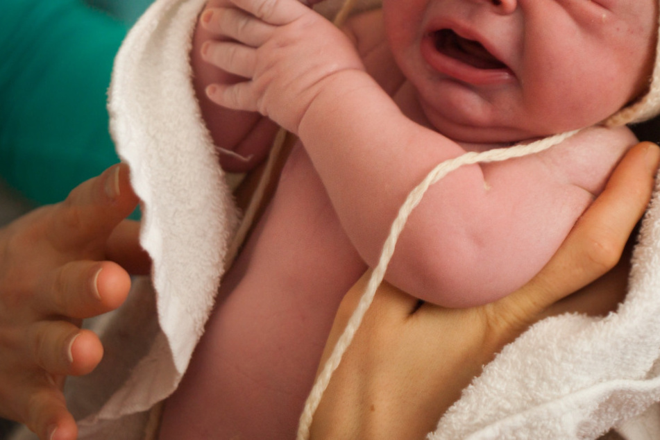 Kurz nach der Geburt soll sie ihr Baby im Badezimmer ermordet haben. (Symbolfoto)