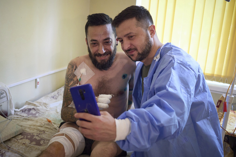Wolodymyr Selenskyj (44, rechts) macht mit einem verwundeten ukrainischen Soldaten einen Selfie im Krankenhaus.