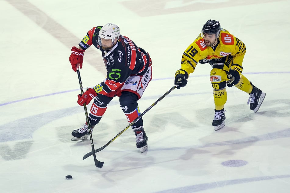 Philipp Kuhnekath (28,r. mit Ole Olleff,29) wechselt von Bad Nauheim zu den Eispiraten Crimmitschau. (Archivbild)