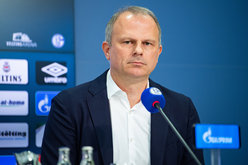 Schalkes Sportvorstand Jochen Schneider bei einer Pressekonferenz.