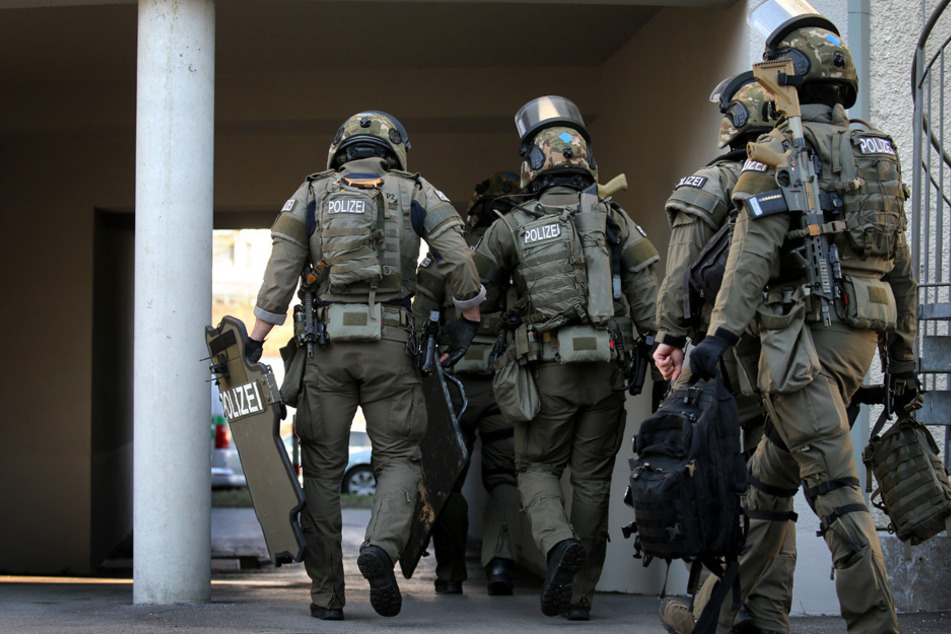 Das Sondereinsatzkommando durchsuchte die Wohnung des Verdächtigen.