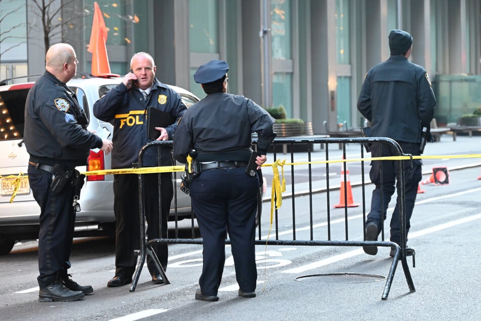 Polizisten sperrten den Bereich am Eingang des Hotels in der Nähe des Times Square weiträumig ab.