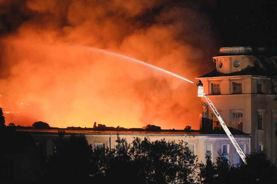 Nur wenige Tage nach dem Dachstuhlbrand loderten die Flammen im Industriegelände.