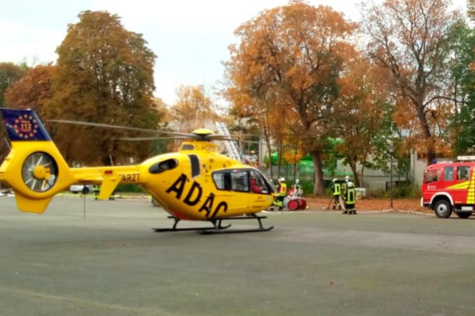 Ein Rettungshubschrauber war im Einsatz. Der Besitzer des Wohnmobils erlitt schwere Verbrennungen.