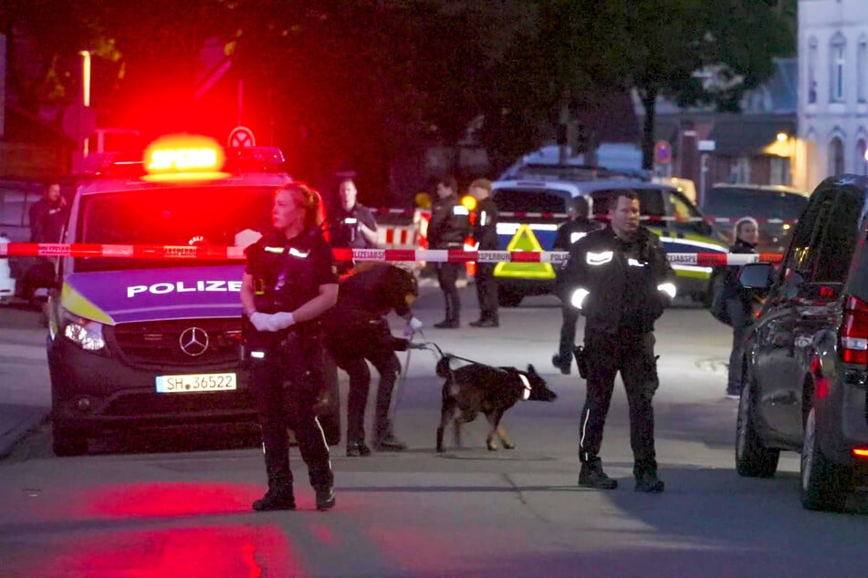 Etwa 60 Beamte und Spürhunde haben das Wohn- und Geschäftsgebäude durchsucht.