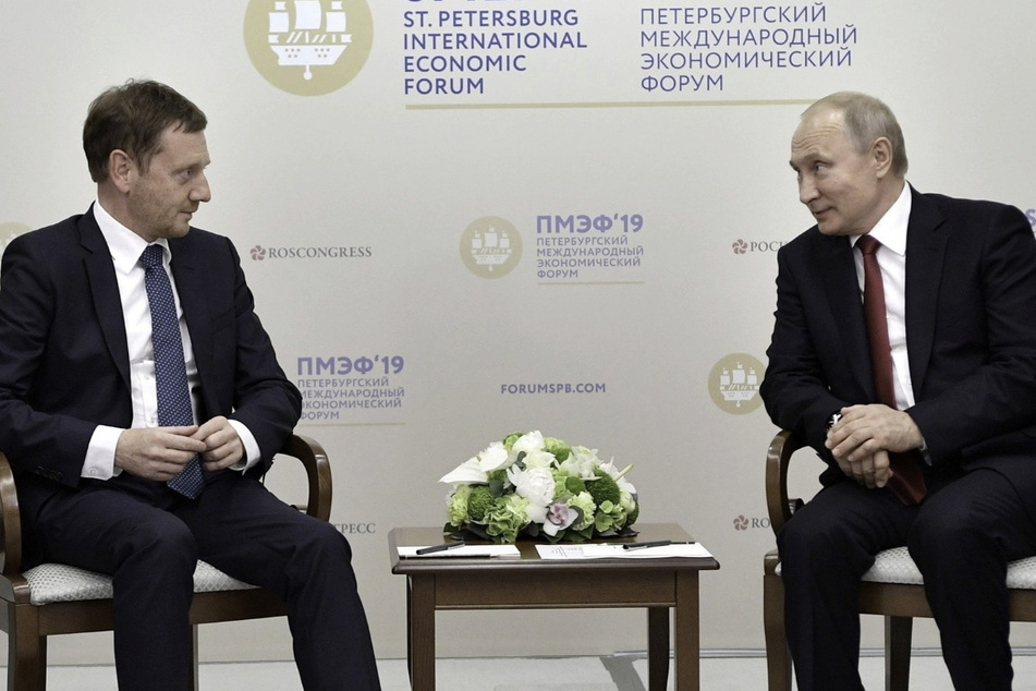 Im Juni 2019 kam es in St. Petersburg zu einem Treffen von Michael Kretschmer und Kreml-Chef Wladimir Putin (69). Damals trat Kretschmer für eine Lockerung der Russland-Sanktionen ein, weil die auch der sächsischen Wirtschaft schadeten.