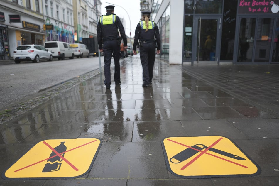 Mit Platzverweisen, Bahnhofsverboten oder Zwangsgeld sollen Verstöße gegen das Messerverbot sanktioniert werden. (Symbolbild)