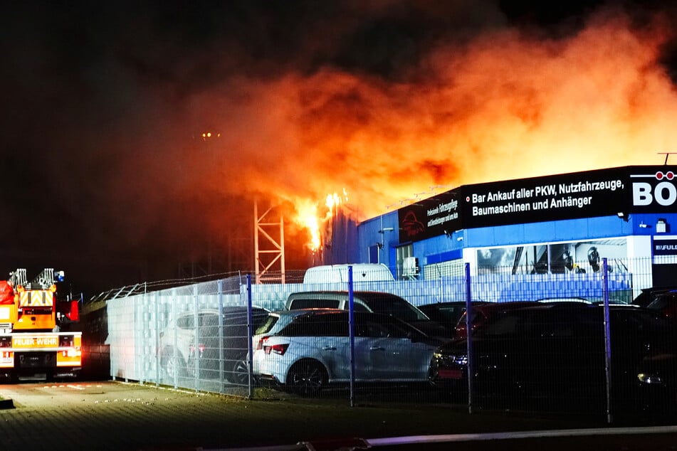 Als die Streifenpolizisten eintrafen, entdeckten sie die Flammen.
