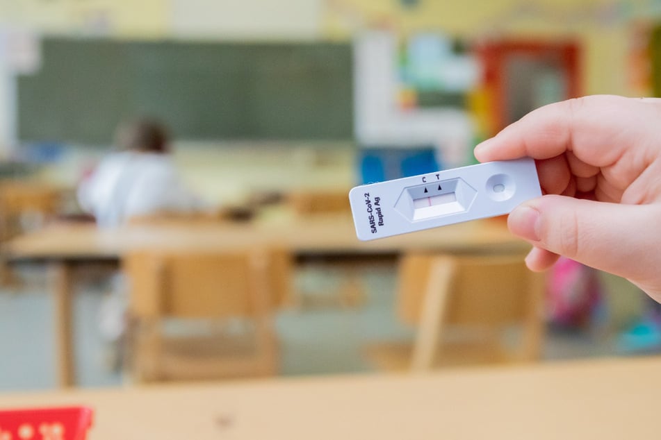 Wegen der steigenden Infektionszahlen mit dem Coronavirus wird nun an Sachsens Schulen wieder öfter getestet.