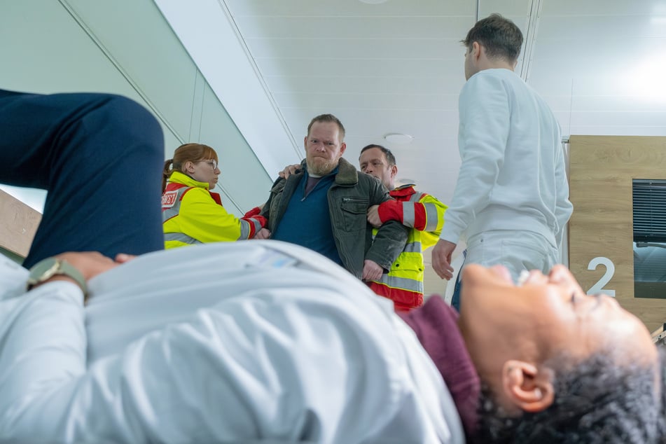 Dr. Lucia Böhm (Vanessa Rottenburg, 40) wird in der Klinik von Ralf Borowski (Oliver Bröcker, 48) angegriffen und dabei lebensbedrohlich verletzt.