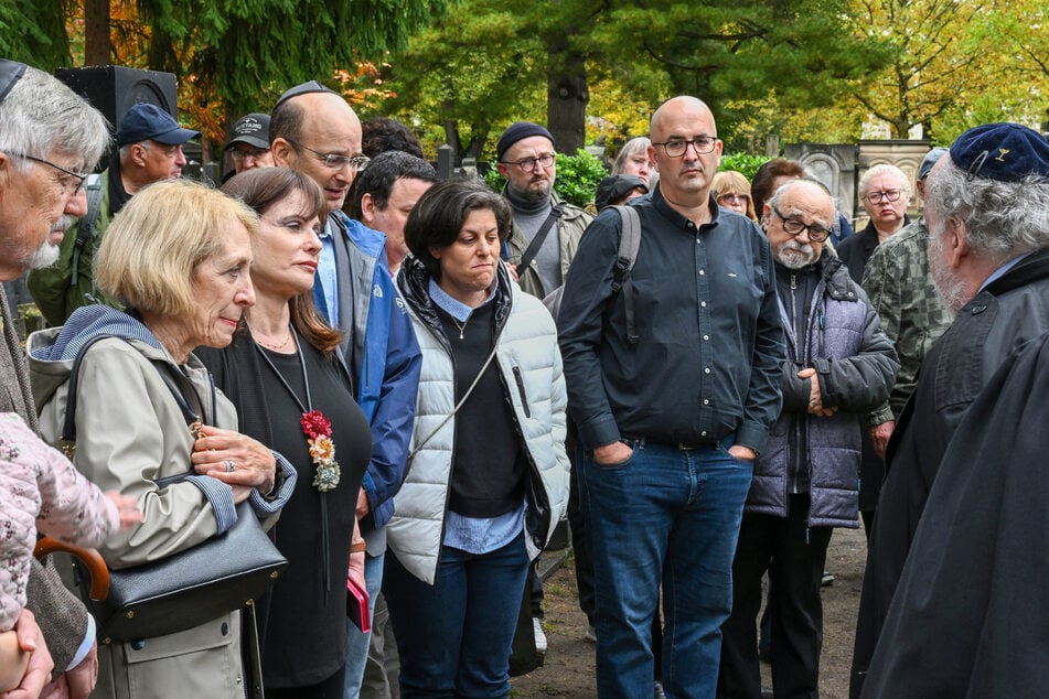 Die Tochter der Dresdnerin, Carol Karp (2. v. l.), war am Donnerstag anwesend.