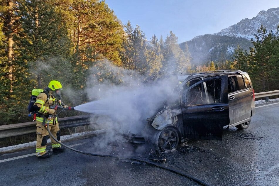 Die Freiwillige Feuerwehr Biberwier brachte den Mercedes-Brand unter Kontrolle.