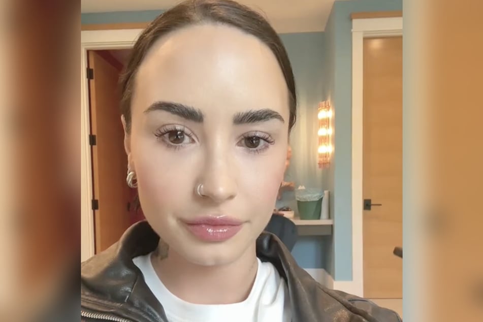 Demi Lovato (32) schaute anfangs skeptisch in die Kamera, zum Schluss wurde daraus ein Lächeln.