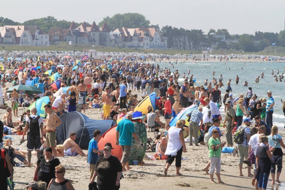 Auch so voll können Ostseestrände sein: In der Badebucht der Touristenhochburg Warnemünde findet man bei bestem Sommerwetter kaum ein freies Plätzchen.