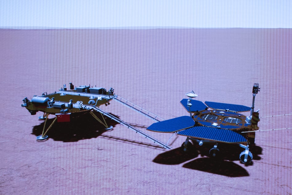 Eine simulierte Darstellung zeigt den chinesischen Rover "Zhurong" beim Verlassen seiner Landeplattform auf der Marsoberfläche.