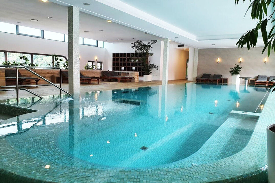 Im Schwimmbad des Hotels Elbresidenz lässt es sich gut entspannen ...