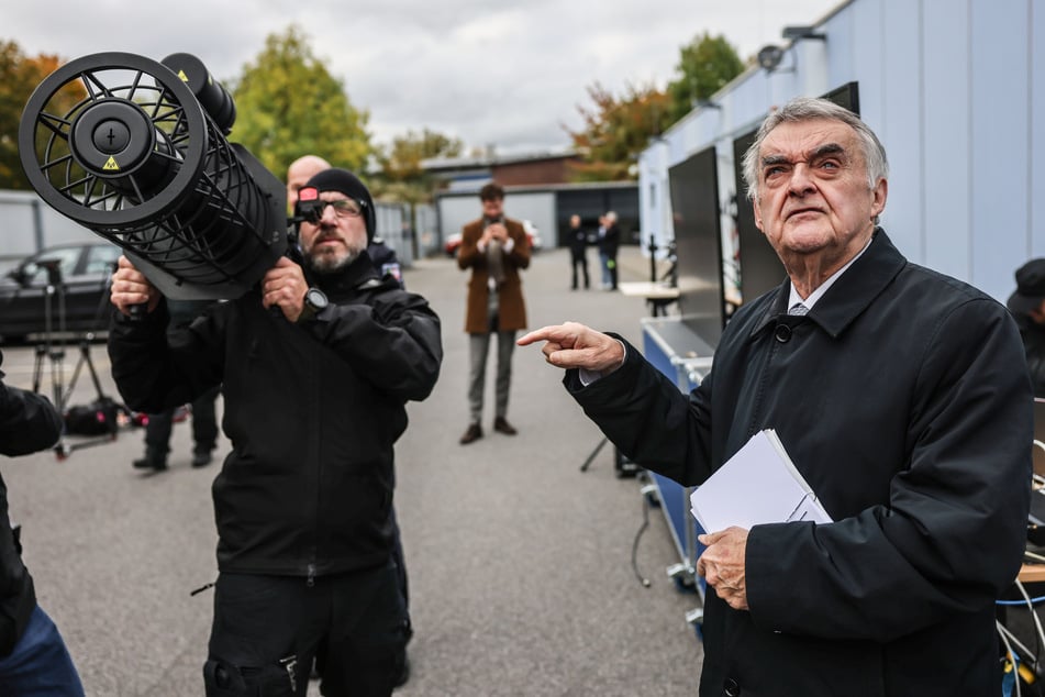 Innenminister Herbert Reul (74, CDU) kritisierte die unklaren Zuständigkeiten der Bundes- und Landesbehörden.