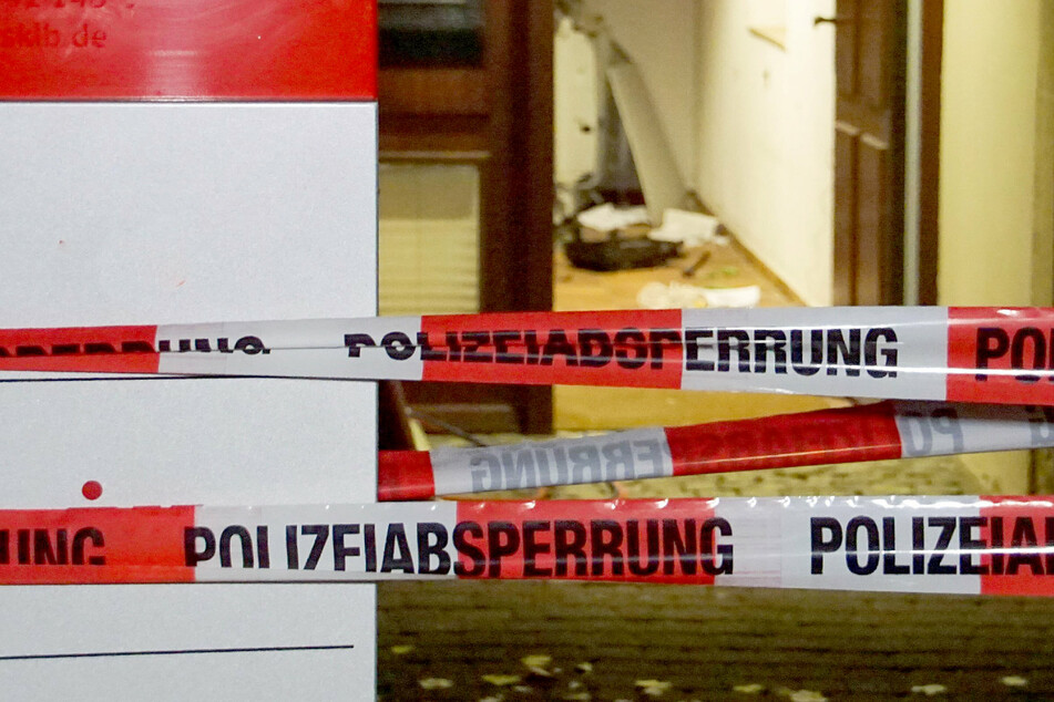 Die Täter luden den gestohlenen Geldautomaten anschließend auf ein Fahrzeug. (Symbolbild)