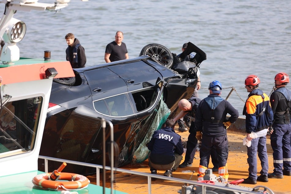 Der verunfallte BMW konnte am Montagmittag erfolgreich geborgen werden.