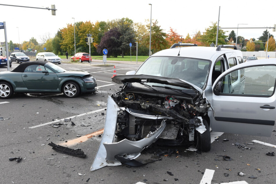 Die Fahrer mussten beide mit Verletzungen ins Krankenhaus gebracht werden.