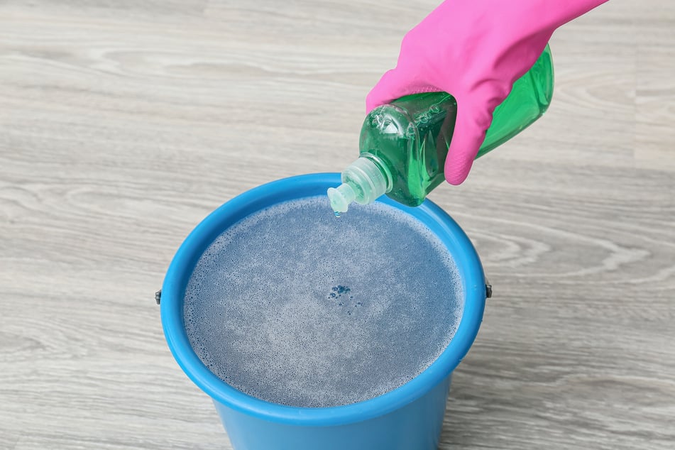 Lauwarmes Wasser und Spülmittel sind zwei wichtige Mittel, um Fenster streifenfrei putzen zu können.
