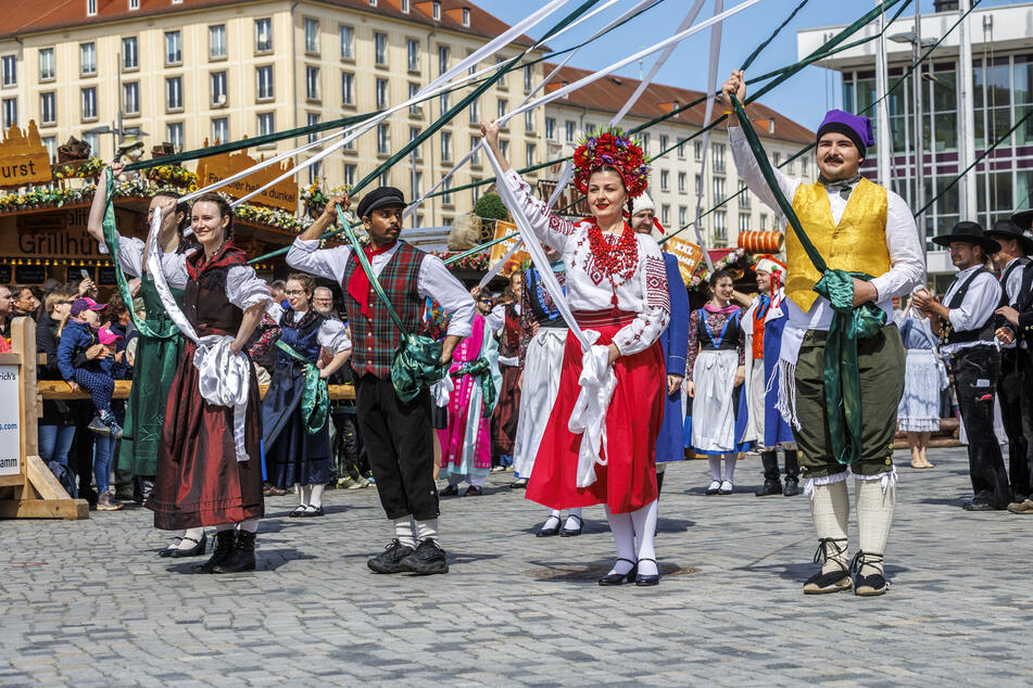 Das Folklore-Tanzensemble der TU Dresden belebte den Beginn des diesjährigen Frühlingsfests auf dem Altmarkt mit einem traditionellen Tanz.