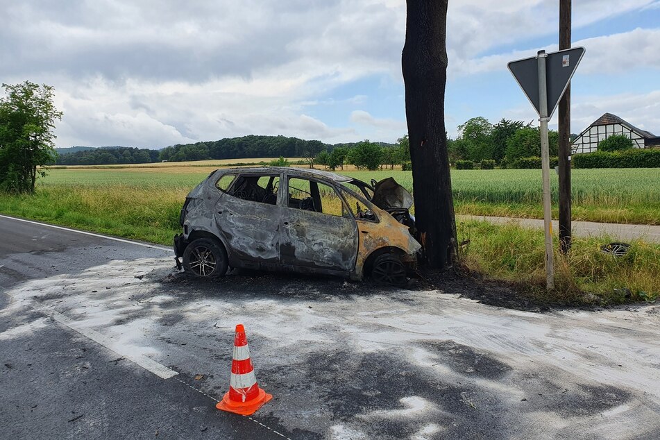 Ein Auto ist in Düren gegen einen Baum geprallt und hat Feuer gefangen. Der Fahrer starb noch vor Ort.