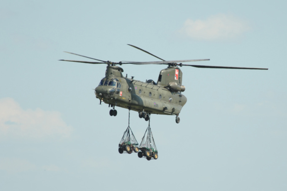 Laster der Lüfte: Nahaufnahme eines Transporthubschraubers CH-47 Chinook bei einer ILA-Flugshow.