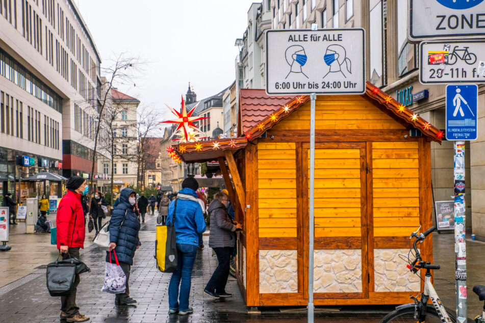 Einen Tag, bevor Sachsens Landtag über neue Corona-Verordnungen entscheidet, geht das bunte Treiben in Leipzigs Innenstadt noch seinen Gang - natürlich unter Beachtung der derzeit geltenden Regelungen.