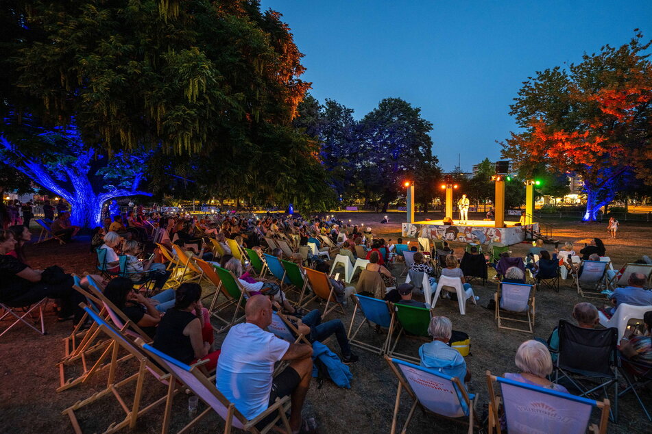 Der Parksommer lockt Kulturbegeisterte in den Chemnitzer Stadthallenpark.