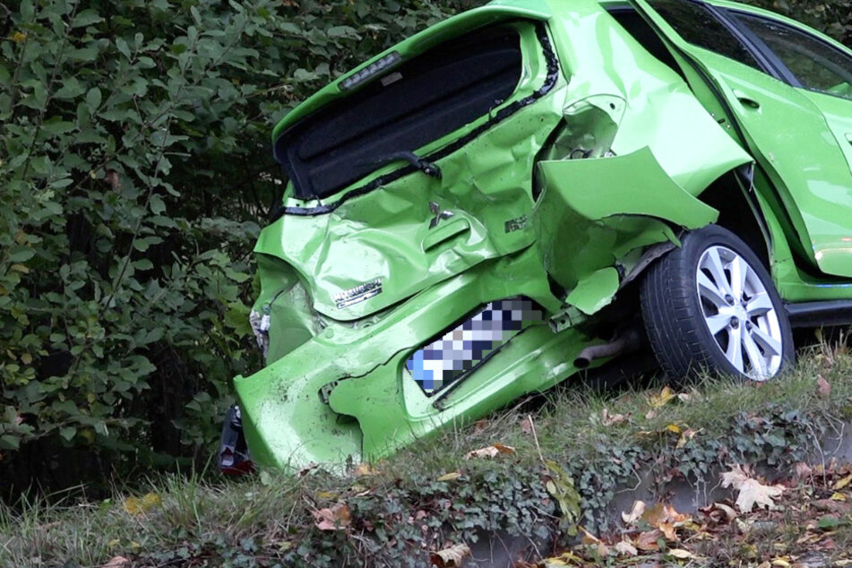 Das Foto zeigt ein Auto, das in den Graben neben der Straße geschleudert wurde.